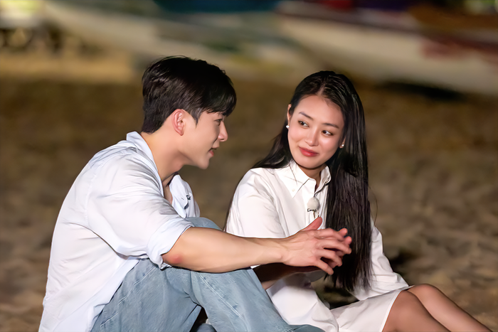 Khi cùng ngồi trò chuyện với Minuk trên bãi biển đêm, Khánh Linh đã hỏi Minuk có muốn làm bạn thân với cô không. Đáp lại, Minuk không muốn làm bạn với Khánh Linh. Đúng hay Sai? 