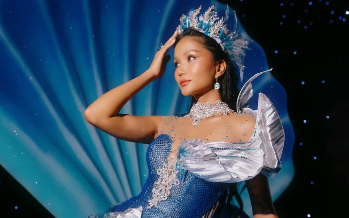 H'Hen Niê hóa thân thành nàng tiên cá