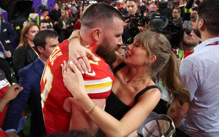 Taylor Swift sắp đính hôn với bạn trai cầu thủ?