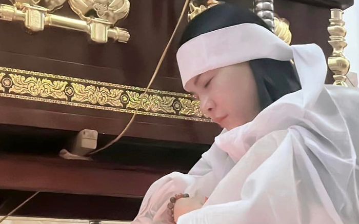 Kiều Minh Tuấn gửi hoa viếng bố Cát Phượng