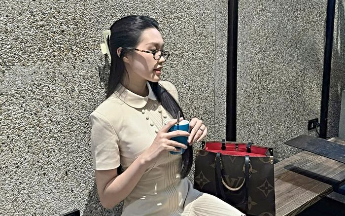 Vợ Đoàn Văn Hậu xuống phố với túi 80 triệu