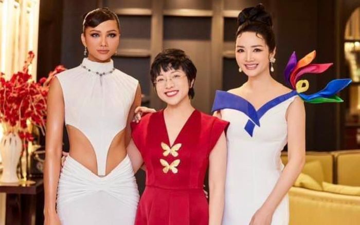 Thấy mẹ tự ti khi đứng cạnh hai Hoa hậu, con trai MC Thảo Vân nói một câu nghe ấm lòng