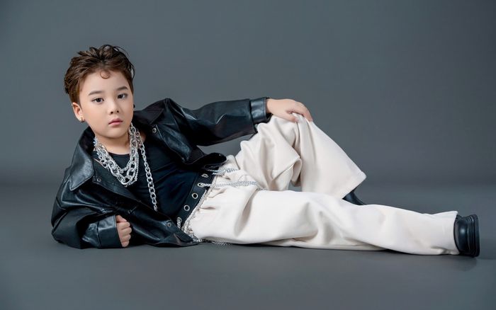 Mẫu nhí gây sốt mạng xã hội với bộ ảnh hoá thân thành 'idol Kpop'