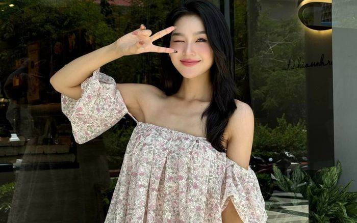 'Bạn gái' kém tuổi của Việt Anh mặc váy che bụng