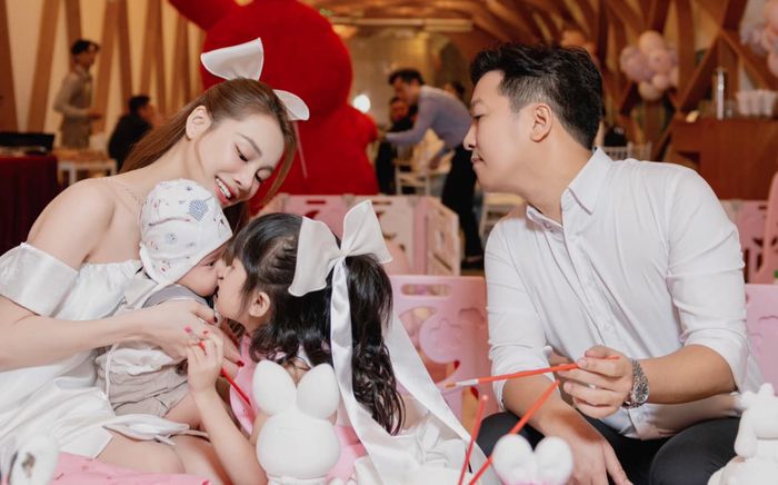 Nhã Phương khoe cận diện mạo quý tử, 1 đặc điểm giống hệt Trường Giang