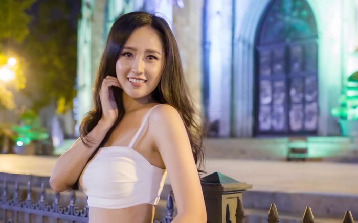 Đẹp khen - Xấu chê: Vòng eo nhỏ xíu của Mai Phương Thúy gây chú ý