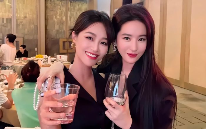 Tấm hình thu hút gần triệu lượt xem của Lưu Diệc Phi và mỹ nhân Chân Hoàn Truyện