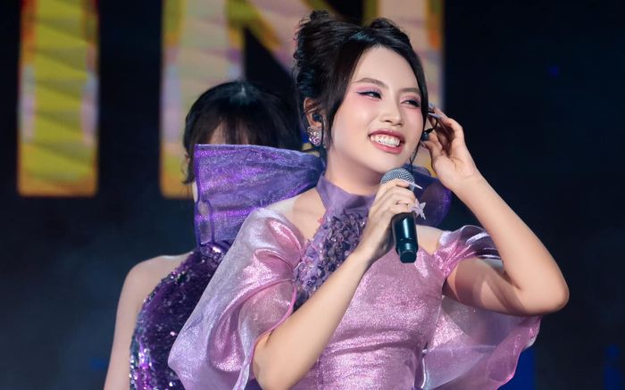 Khán giả nước ngoài lên sân khấu nhận xét về màn trình diễn của Phương Mỹ Chi