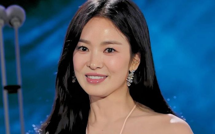 Song Hye Kyo khoe vòng eo con kiến ở tuổi U50, nhan sắc ngày càng lên hương