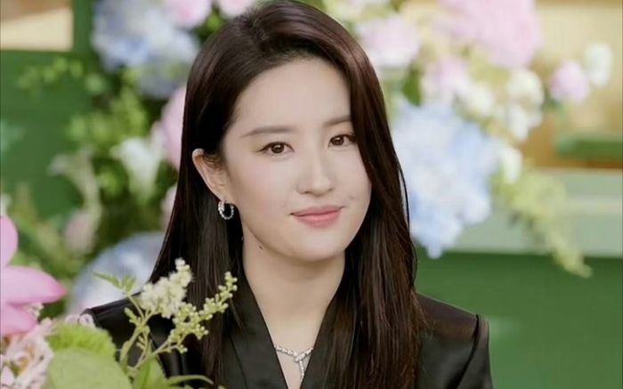 Lưu Diệc Phi lần đầu tiên đi livestream bán hàng