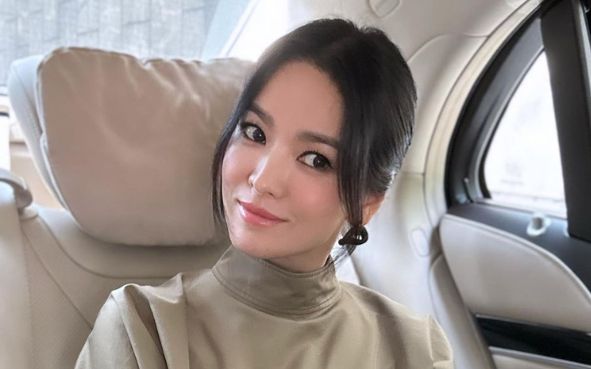 Song Hye Kyo gây tò mò với bộ đồ thùng thình, che hết vóc dáng