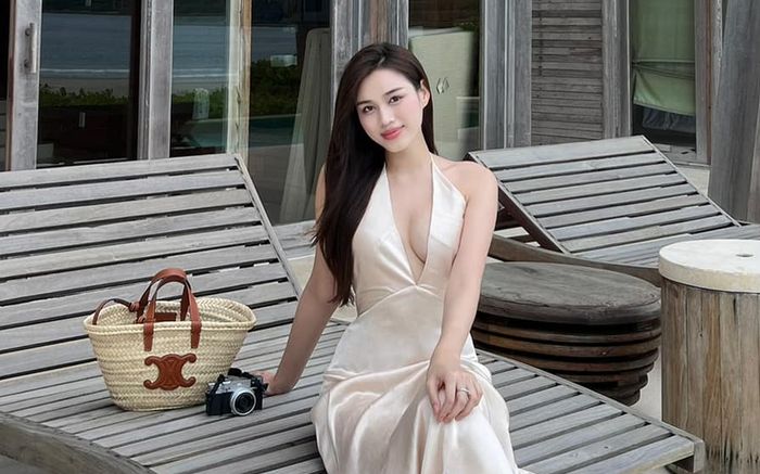 Hoa hậu Đỗ Thị Hà 'hở bạo' với mốt không nội y
