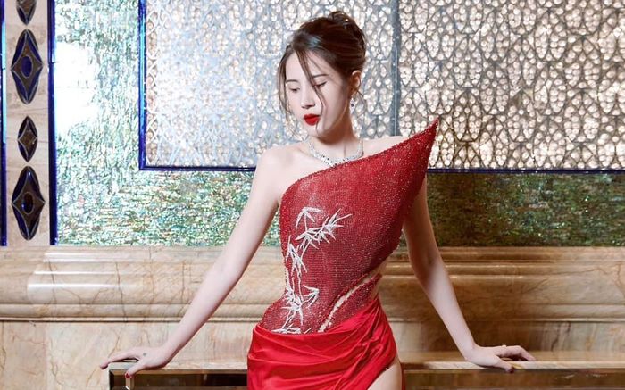 Ca sĩ Thủy Tiên - nàng WAGs xinh đẹp và tài giỏi