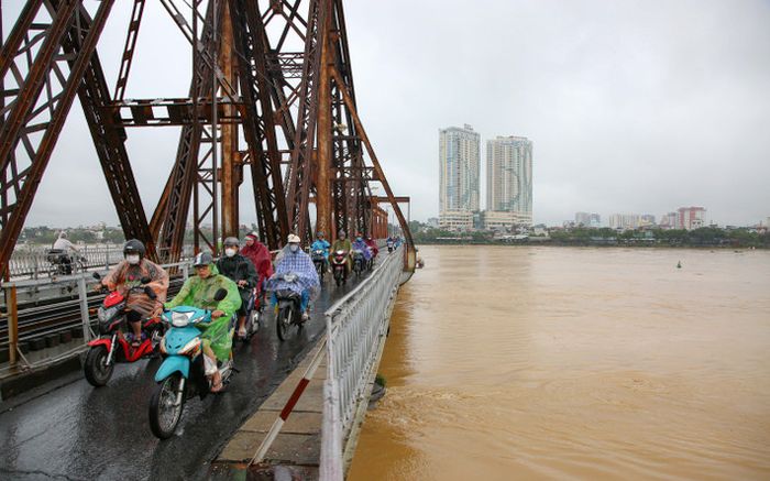 Nước sông Hồng dâng nhanh chóng, người dân sơ tán khẩn cấp