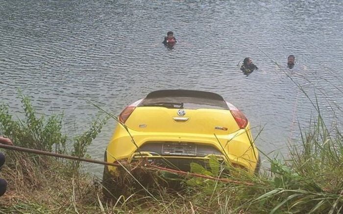 Người phụ nữ mang thai 9 tháng thoát chết thần kỳ sau khi lao xe xuống sông