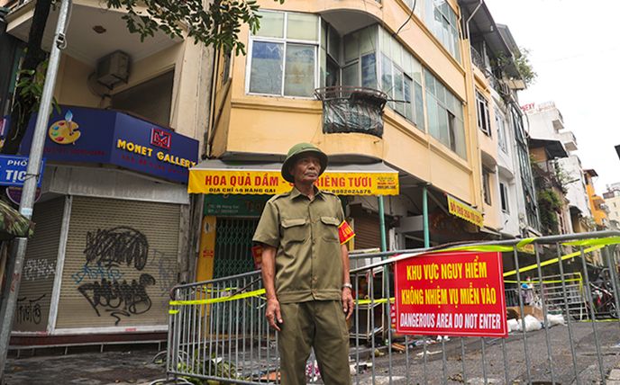 Hà Nội: Phong toả toà nhà 3 tầng ở phố cổ bị nghiêng sau bão số 3