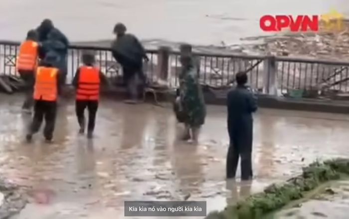 Thót tim cảnh chiến sĩ bị nước lũ cuốn trôi trong lúc làm nhiệm vụ