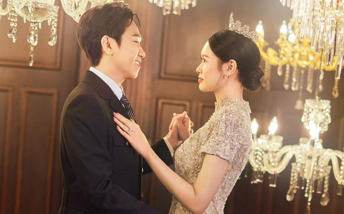 Chiếc váy cưới đính 1000 viên pha lê của vợ Anh Đức