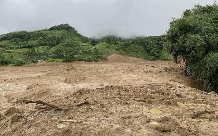 Vụ lũ quét vùi lấp ngôi làng ở Lào Cai: 48 người đã an toàn, 77 người vẫn đang mất tích