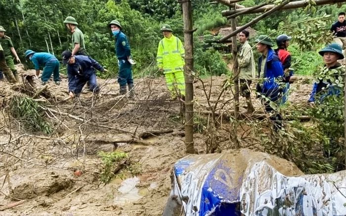 Nhân chứng kể thời khắc lũ quét vùi lấp cả thôn ở Lào Cai: 'Đất bùn to như mây, vờn cao 100m rồi đổ sập'