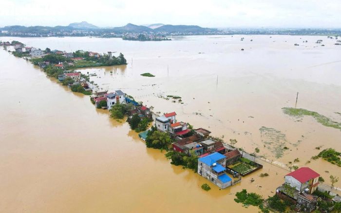9.000 người dân Bắc Giang bị cô lập trong đêm khi sông Cầu dâng lũ lớn nhất trong 40 năm