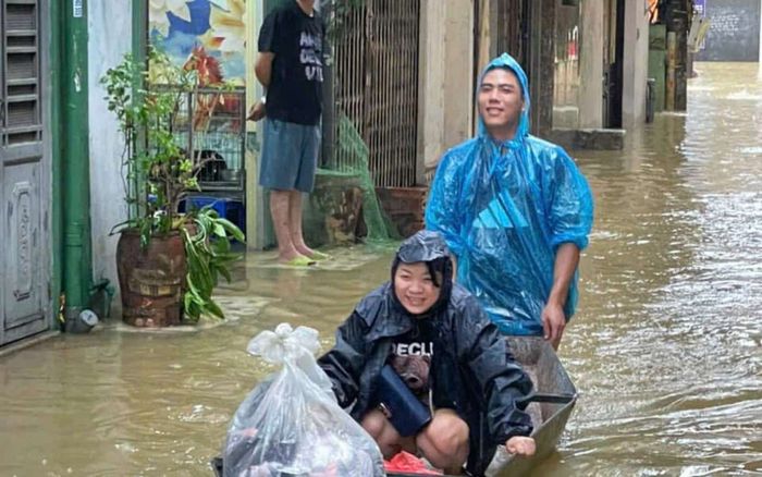 Người Hà Nội thức trắng đêm vì ngập lụt, cuộc sống bị đảo lộn sau gần 30 năm