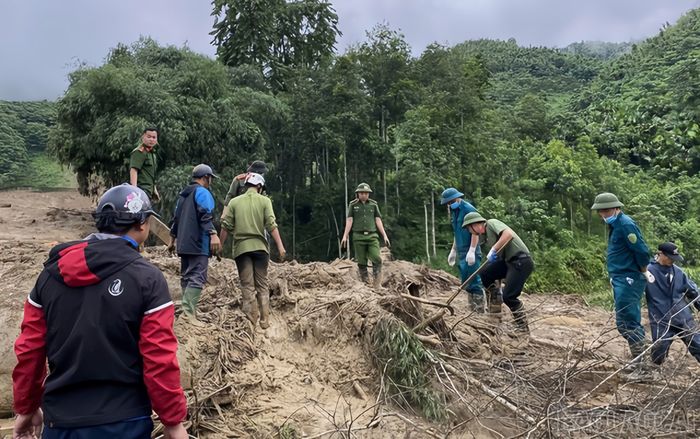 Vụ lũ vùi lấp bản làng 128 người ở Lào Cai: Mưa lớn gây khó khăn trong việc tìm kiếm nạn nhân
