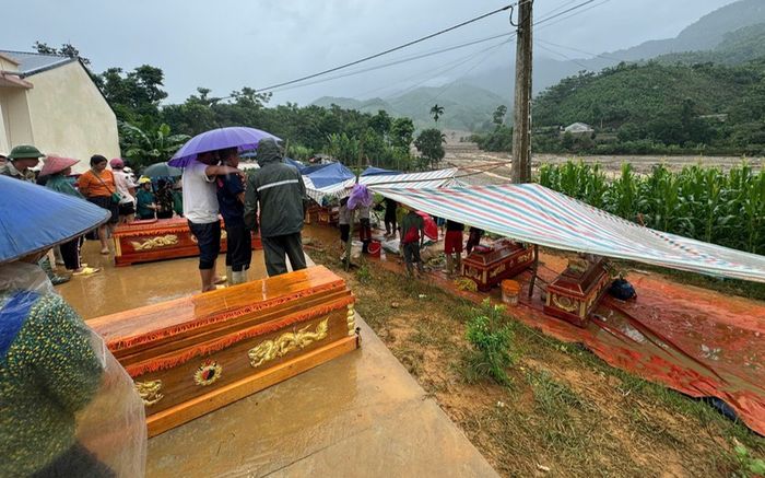 Quặn lòng người đàn ông mất cả mẹ, vợ và 3 con trong trận lũ quét ở Lào Cai