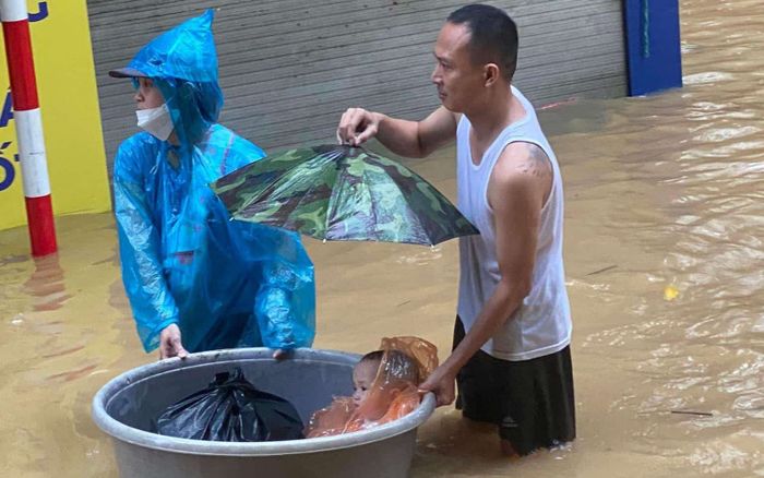 Hà Nội: Người dân ở rốn lũ Hoàn Kiếm 'chạy vội' khi nước sông Hồng dâng cao