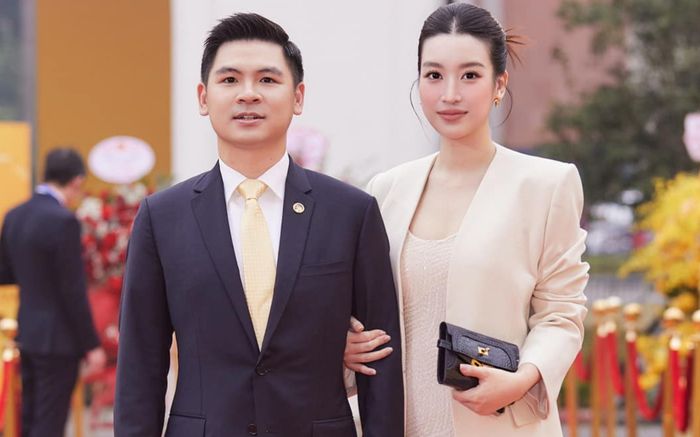 Đỗ Mỹ Linh, vợ Đoàn Văn Hậu giúp đỡ người dân vùng lũ