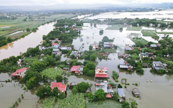 Một ngôi làng ở Thanh Hóa bị cô lập do nước sông Bưởi dâng cao