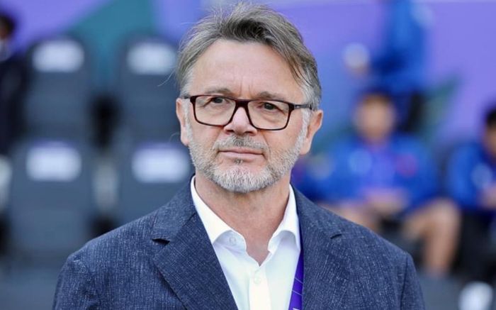 Tình cảnh thất nghiệp và tranh cãi về HLV Troussier