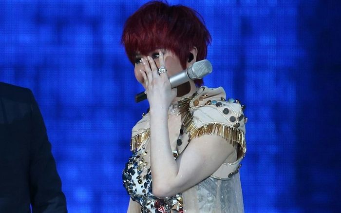 Nữ ca sĩ 63 tuổi tiết lộ bị ung thư trên sân khấu: 'Tôi nhiều lần đứng trước cửa tử'