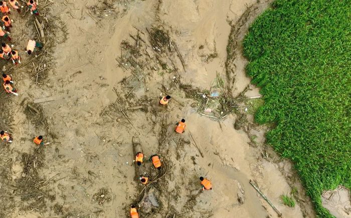 Tìm thấy 42 thi thể ở Làng Nủ, Thủ tướng Phạm Minh Chính đang trên đường đến hiện trường