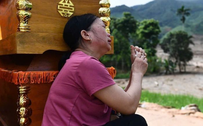 Tang thương bao trùm sau trận lũ quét Làng Nủ: Bà và 2 cháu ra đi khi say giấc, mẹ ôm quan tài khóc con