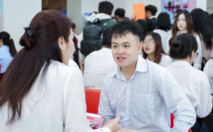 1.600 sinh viên háo hức tham gia ngày hội việc làm