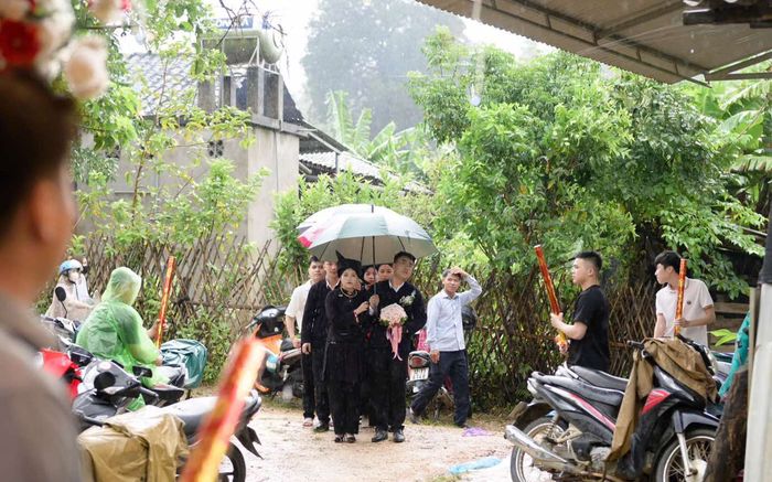 Chú rể Lạng Sơn rước dâu gặp sạt lở đất, cả đoàn không thể về nhà trai kịp giờ