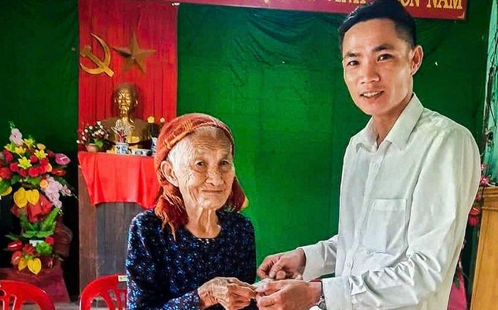 Giữa tâm bão sao kê, xúc động cụ bà 102 tuổi mang 100.000 đồng đến ủng hộ đồng bào vùng bão lũ miền Bắc