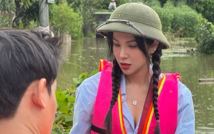 Diệp Lâm Anh phản pháo cực gắt khi bị chê mặc áo 'khoe thân' ở vùng lũ