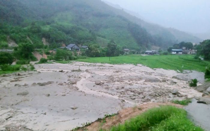 Sản phụ đi bộ 40km, băng rừng đến bệnh viện sinh con giữa bão lũ: Cái kết khiến triệu người nghẹn ngào