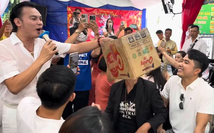 Nam nghệ sĩ vừa hát, vừa cầm thùng quyên góp tiền ủng hộ bà con vùng lũ