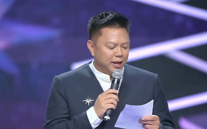 Bất ngờ khi chủ tịch Miss Universe Vietnam cầm giấy để đọc phát biểu tiếng Anh