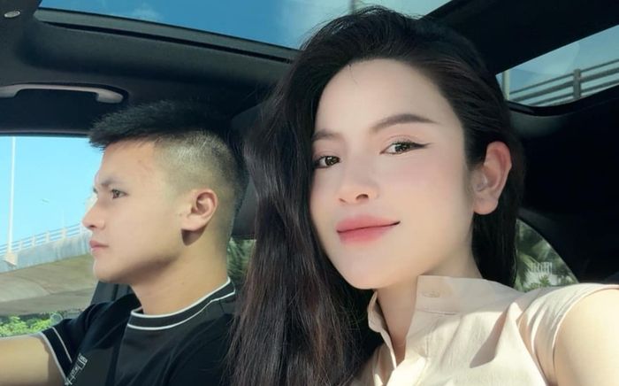 Vợ Quang Hải gặp sự cố sức khoẻ, được chồng hết mực chăm sóc