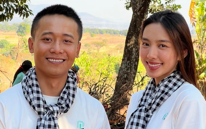 Vừa góp 300 triệu, team Quang Linh Vlogs trao thêm 600 triệu cứu trợ bão lũ