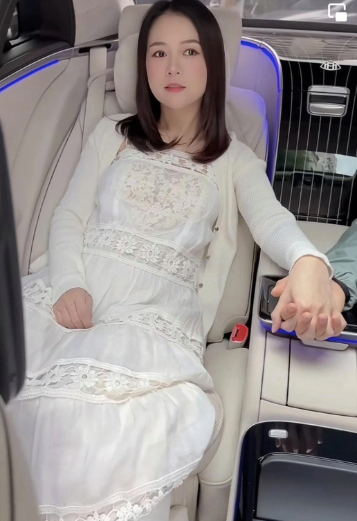 Chồng của Sam là người hoạt động nghệ thuật, đúng hay sai?