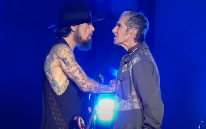 Nhóm nhạc nổi tiếng ẩu đả nhau trên sân khấu, hủy bỏ luôn đêm diễn tiếp theo