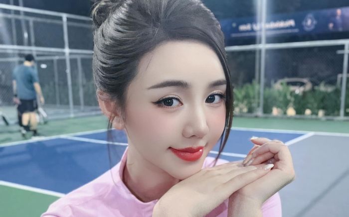 Quỳnh Kool đi phát tiền cho người dân, thái độ và trang phục của người đẹp được bàn tán sôi nổi