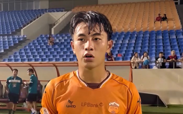 Tiền đạo 16 tuổi khóc và nói lời hạnh phúc khi giúp HAGL đứng đầu V.League