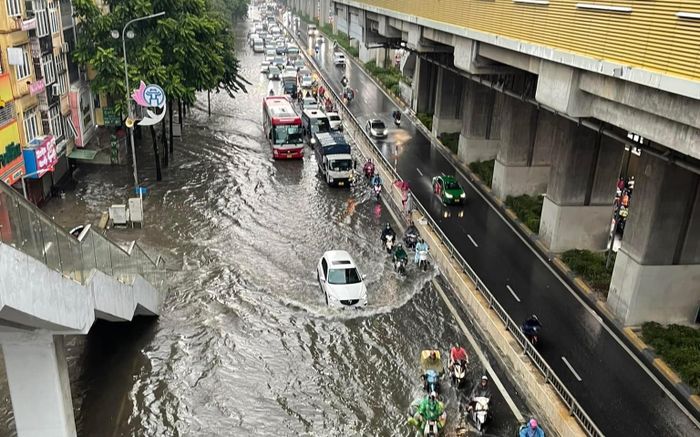 Sáng đầu tuần, Hà Nội lại 'chìm trong biển nước' ở nhiều tuyến phố