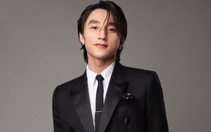 Fan Sơn Tùng trực tiếp trao tiền cho MTTQ Việt Nam để giúp đỡ người dân vùng bão lũ